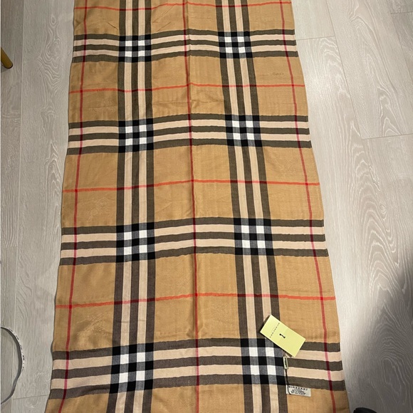 NWT Burberry Beetroot Classic Checkered Scarf 100% Cashmere - Picture 8 of 10